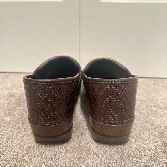 Dansko Comfort Clogs Brown Maroon Chevron Leather - Picture 5 of 6